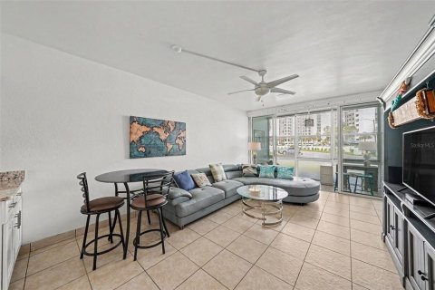 Condo in Saint Pete Beach, Florida, 1 bedroom № 2099773 - photo 8