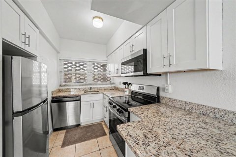 Condo in Saint Pete Beach, Florida, 1 bedroom № 2099773 - photo 3
