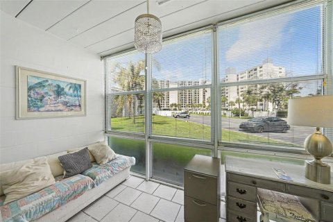 Condo in Saint Pete Beach, Florida, 1 bedroom № 2099773 - photo 4