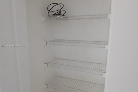 Apartamento en alquiler en Miami, Florida, 1 dormitorio, 3766.72 m2 № 1971354 - foto 12