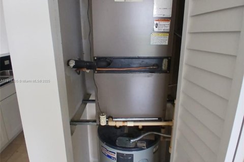 Apartamento en alquiler en Miami, Florida, 1 dormitorio, 3766.72 m2 № 1971354 - foto 13