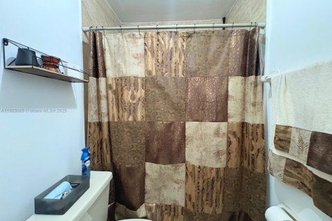 Condo in Hialeah, Florida, 2 bedrooms № 1956801 - photo 19