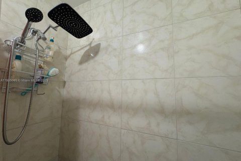 Condo in Hialeah, Florida, 2 bedrooms № 1956801 - photo 13