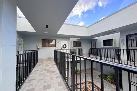 Condo in Hialeah, Florida, 2 bedrooms № 1956801 - photo 3