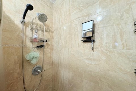 Condo in Hialeah, Florida, 2 bedrooms № 1956801 - photo 20