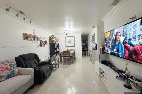 Condo in Hialeah, Florida, 2 bedrooms № 1956801 - photo 6