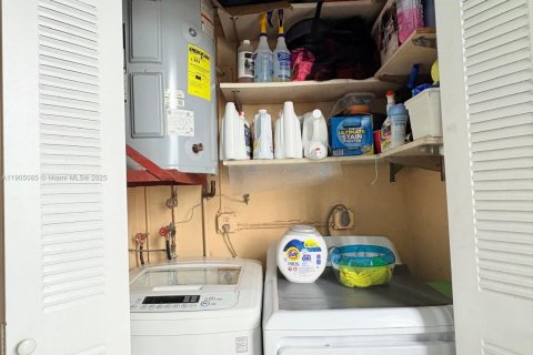 Condo in Hialeah, Florida, 2 bedrooms № 1956801 - photo 9