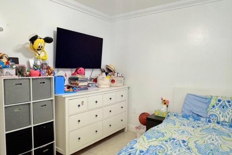 Condo in Hialeah, Florida, 2 bedrooms № 1956801 - photo 11