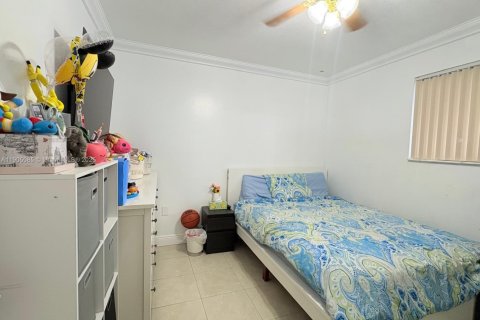 Condo in Hialeah, Florida, 2 bedrooms № 1956801 - photo 12