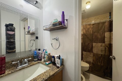 Condo in Hialeah, Florida, 2 bedrooms № 1956801 - photo 18