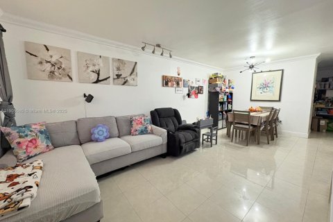 Condo in Hialeah, Florida, 2 bedrooms № 1956801 - photo 4