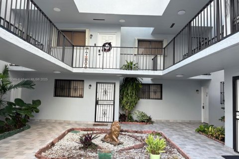 Condo in Hialeah, Florida, 2 bedrooms № 1956801 - photo 1