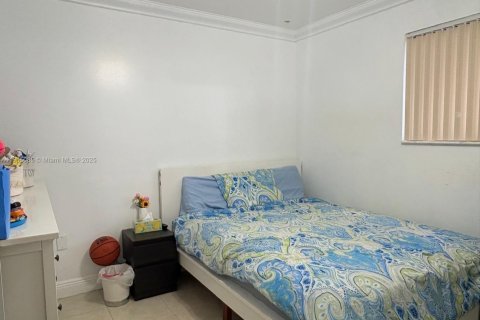 Condo in Hialeah, Florida, 2 bedrooms № 1956801 - photo 10