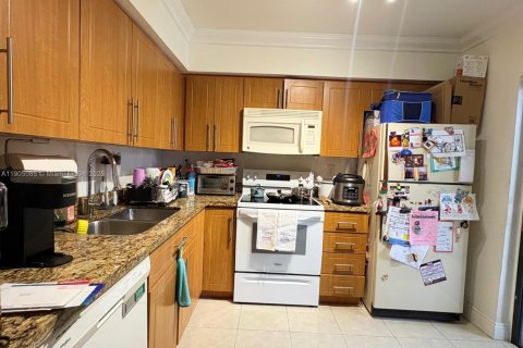 Condo in Hialeah, Florida, 2 bedrooms № 1956801 - photo 7