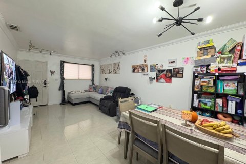 Condo in Hialeah, Florida, 2 bedrooms № 1956801 - photo 5