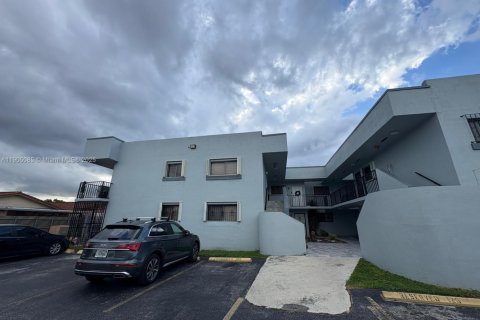 Condo in Hialeah, Florida, 2 bedrooms № 1956801 - photo 21