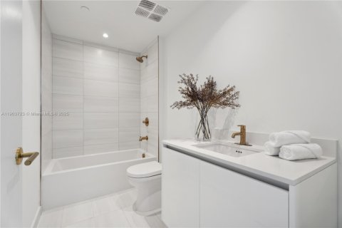 Снять в аренду кондоминиум в Майами, Флорида 3 спальни, 157.56м2, № 1954774 - фото 15