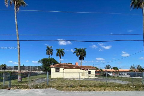 Propiedad comercial en venta en Opa-locka, Florida № 2077219 - foto 1