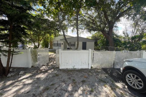 House in North Miami Beach, Florida 3 bedrooms, 102.19 sq.m. № 1997152 - photo 2