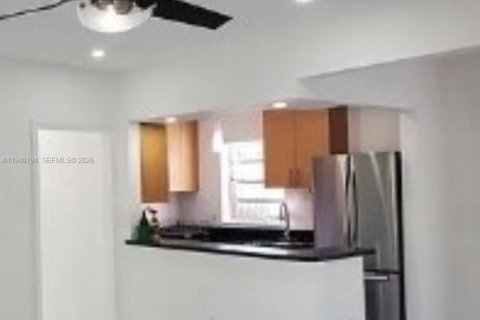 House in North Miami Beach, Florida 3 bedrooms, 102.19 sq.m. № 1997152 - photo 4