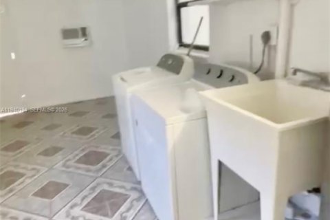 House in North Miami Beach, Florida 3 bedrooms, 102.19 sq.m. № 1997152 - photo 11