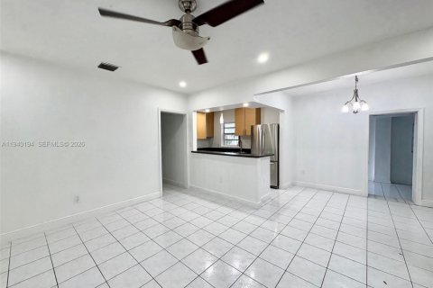 Casa en alquiler en North Miami Beach, Florida, 3 dormitorios, 102.19 m2 № 1997152 - foto 12