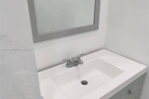 House in North Miami Beach, Florida 3 bedrooms, 102.19 sq.m. № 1997152 - photo 12