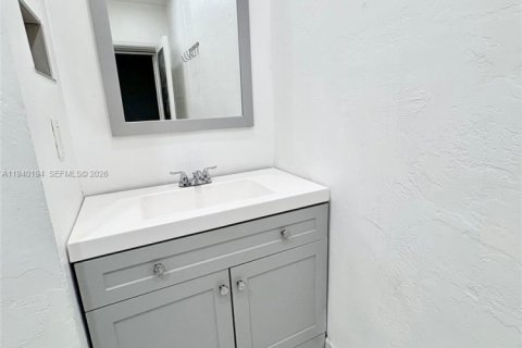 Casa en alquiler en North Miami Beach, Florida, 3 dormitorios, 102.19 m2 № 1997152 - foto 22