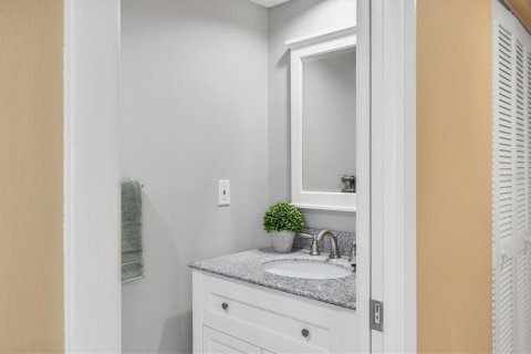 Condo in Sarasota, Florida, 2 bedrooms  № 1631580 - photo 18