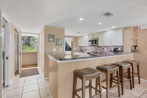 Condo in Sarasota, Florida, 2 bedrooms  № 1631580 - photo 11