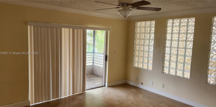 Condo in Coral Springs, Florida, 2 bedrooms № 1861557