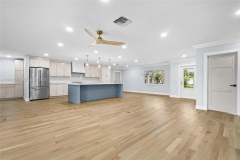 House in Plantation, Florida 4 bedrooms, 231.7 sq.m. № 2249809 - photo 5