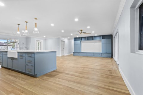 House in Plantation, Florida 4 bedrooms, 231.7 sq.m. № 2249809 - photo 6
