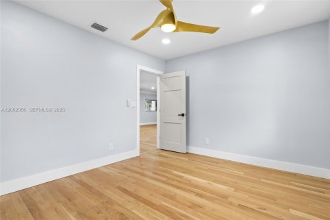 House in Plantation, Florida 4 bedrooms, 231.7 sq.m. № 2249809 - photo 14