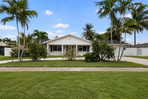 House in Plantation, Florida 4 bedrooms, 231.7 sq.m. № 2249809 - photo 3