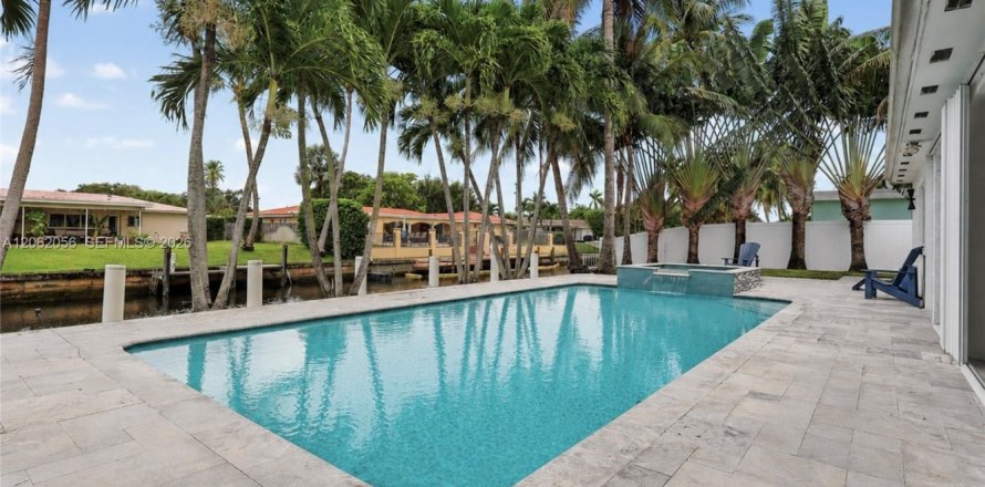 House in Plantation, Florida 4 bedrooms, 231.7 sq.m. № 2249809