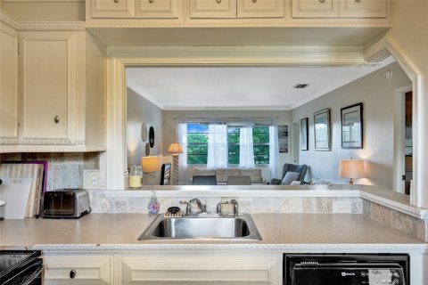 Condo in Lauderdale Lakes, Florida, 1 bedroom № 1953089 - photo 13