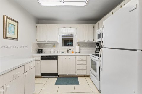 Снять в аренду кондоминиум в Халландейл-Бич, Флорида 2 спальни, 104.05м2, № 2005959 - фото 19