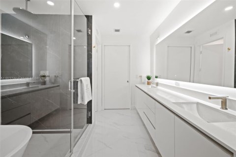 Condo in Miami, Florida, 1 bedroom  № 1896041 - photo 21