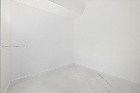 Condo in Miami, Florida, 1 bedroom  № 1896041 - photo 23