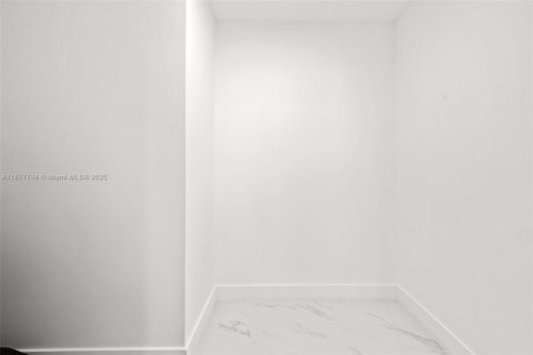 Condo in Miami, Florida, 1 bedroom  № 1896041 - photo 27