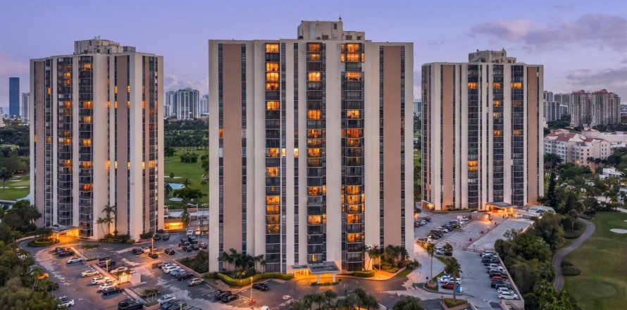 Condo à Aventura, Floride, 2 chambres  № 2410756