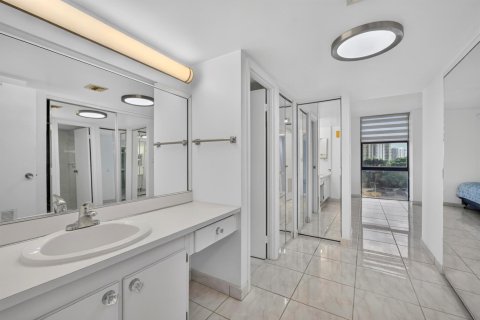 Copropriété à vendre à Aventura, Floride: 2 chambres, 121.98 m2 № 2410756 - photo 9