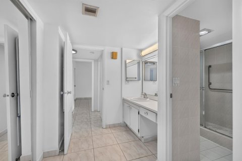 Copropriété à vendre à Aventura, Floride: 2 chambres, 121.98 m2 № 2410756 - photo 10