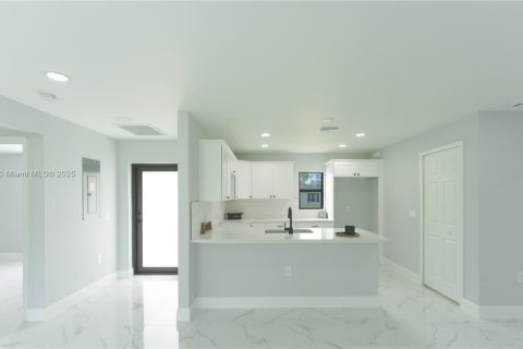 Casa en venta en Lehigh Acres, Florida, 3 dormitorios, 110.37 m2 № 1703842 - foto 7