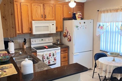 Condo in Margate, Florida, 2 bedrooms  № 1921028 - photo 2