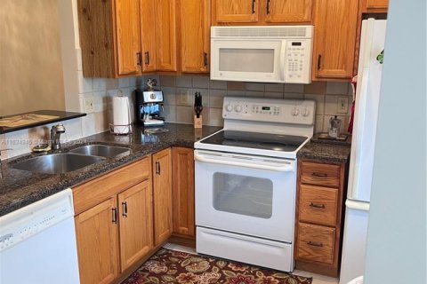 Condo in Margate, Florida, 2 bedrooms  № 1921028 - photo 1