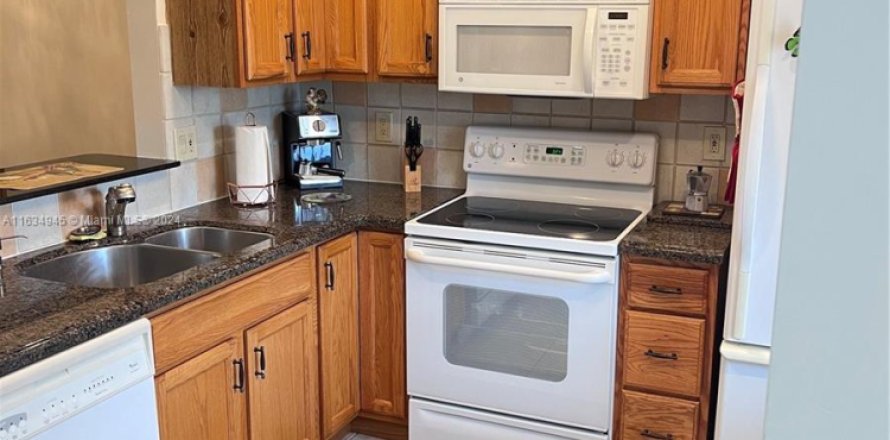 Condo in Margate, Florida, 2 bedrooms № 1921028