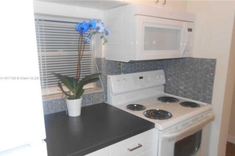 Condo in Miramar, Florida, 2 bedrooms  № 1972280 - photo 3