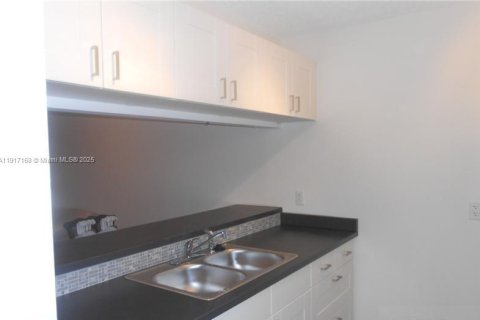 Condo in Miramar, Florida, 2 bedrooms  № 1972280 - photo 5